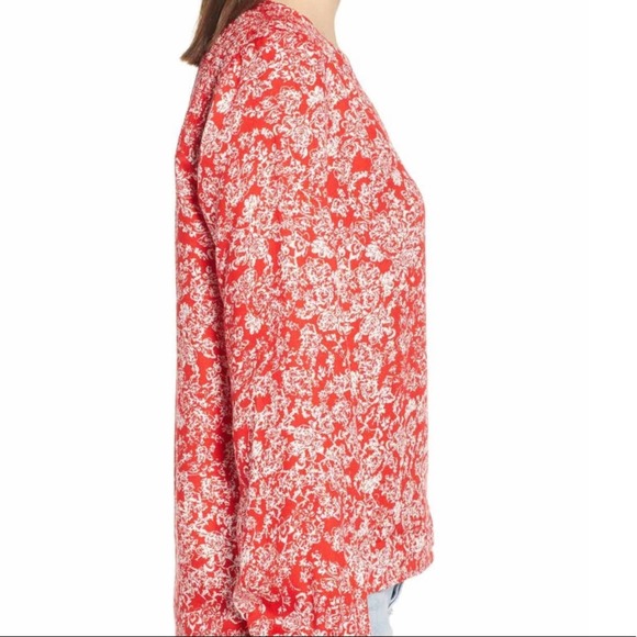 Hinge Women's Red/White Floral Garden Hi-Low Hem V-Neck Smocked Blouse sz XS - Picture 3 of 7